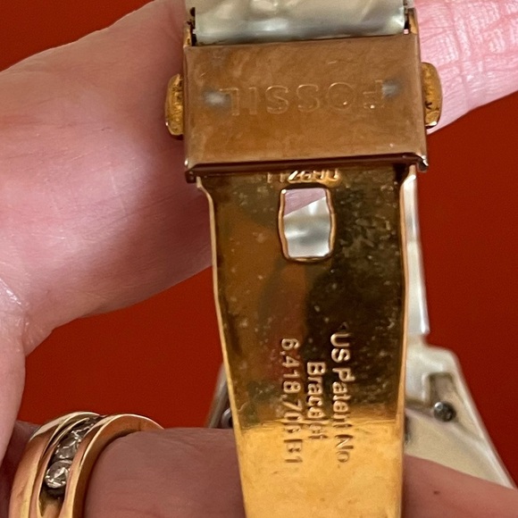 Fossil mother of pearl watch with box. Needs battery/all gems on face perfect - Picture 5 of 10